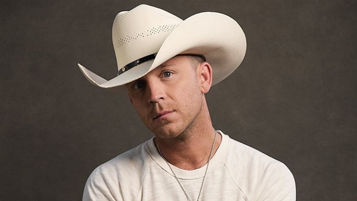 How tall is Justin Moore?